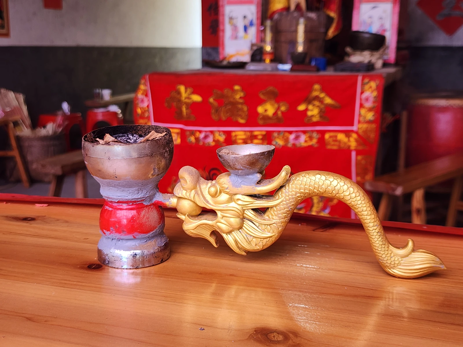 孙辈像善财童子般捧着这个，香炉？
